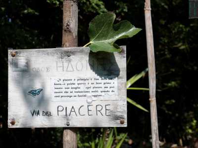 Perch� il leit motiv del parco � l�Antica Grecia: ogni viale ha un nome ispirato a un filosofo o poeta con tanto di aforisma